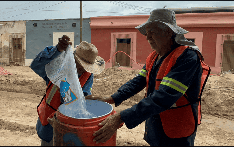Quienes más padecen los efectos del calor extremo son quienes están obligados a trabajar en la calle bajo el sol, como los albañiles y demás trabajadores de la construcción. EFE / D. Sánchez