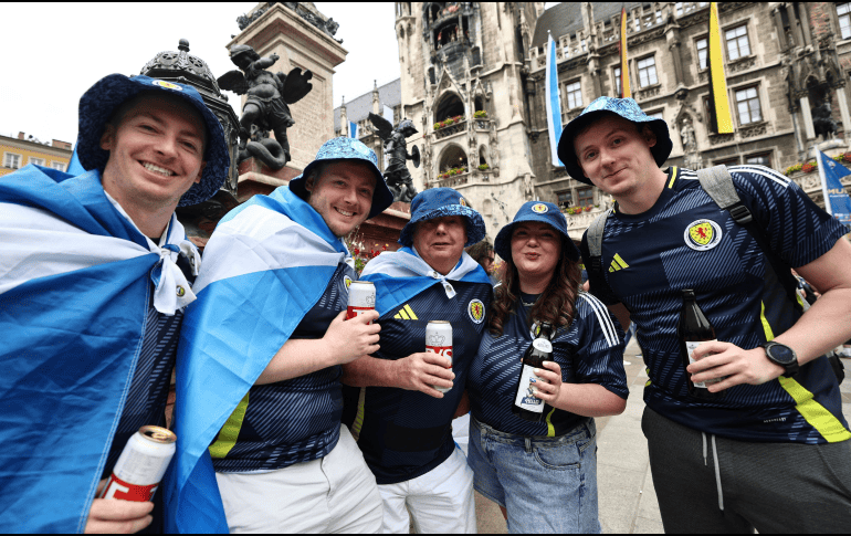 Los aficionados de Escocia se reúnen en la Marienplatz en Munich. EFE / A. Szilagyi