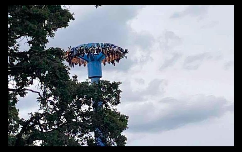 En esta foto, se observa una atracción atascada con 28 personas atrapadas boca abajo, en un parque de atracciones en Portland, Oregón, el viernes 14 de junio de 2024.  AP/ T. Joseph.