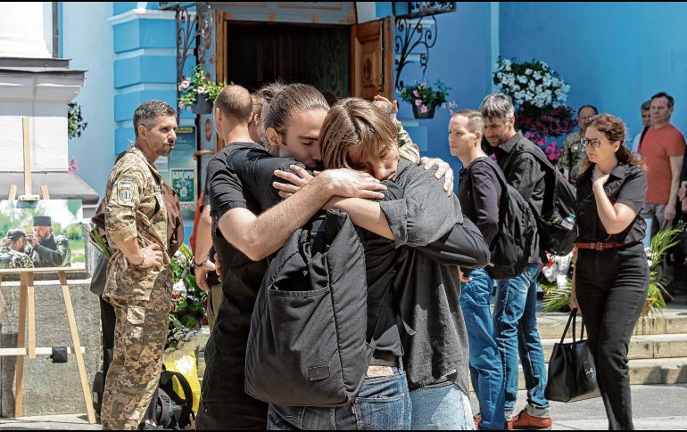 Mientras los líderes deciden, ucranianos despiden a familiares muertos en combate. EFE