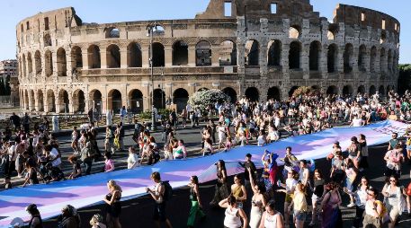 Varias personas pasan por delante del Coliseo durante un desfile del orgullo gay en Roma. Mauro Scrobogna/AP)
