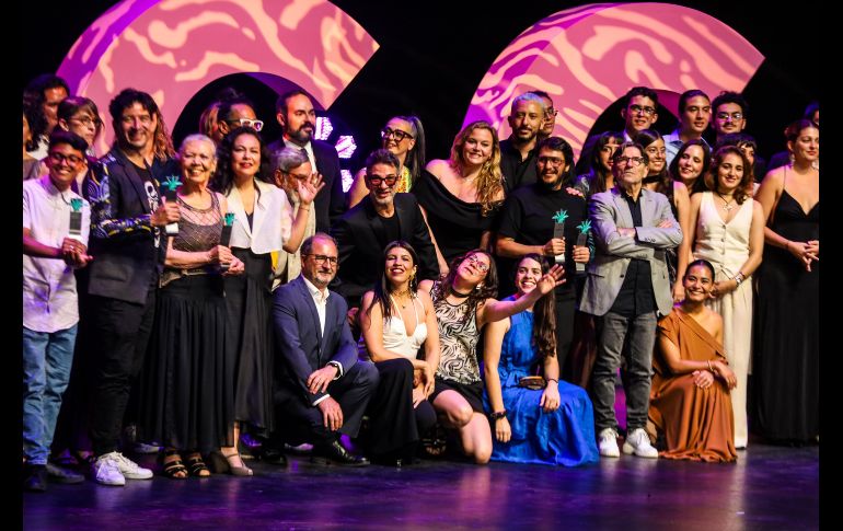 El primero en subir al escenario durante la clausura, fue el actor, director y productor mexicano Diego Luna, quien recibió el Premio Mayahuel de Plata por sus 35 años de trayectoria. EL INFORMADOR/ A. Navarro.