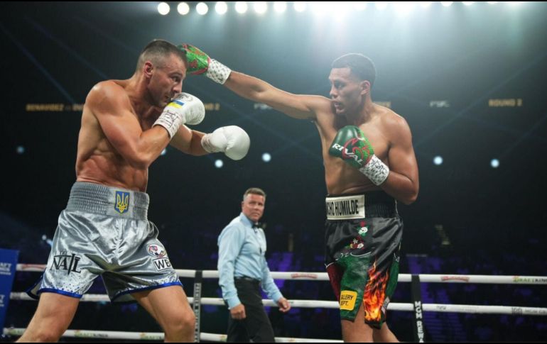 El boxeador mexicano-americano en todo momento buscó ir al frente, tuvo su recompensa al conectar de forma importante a su rival durante la mayoría de los episodios. X/ @premierboxing.