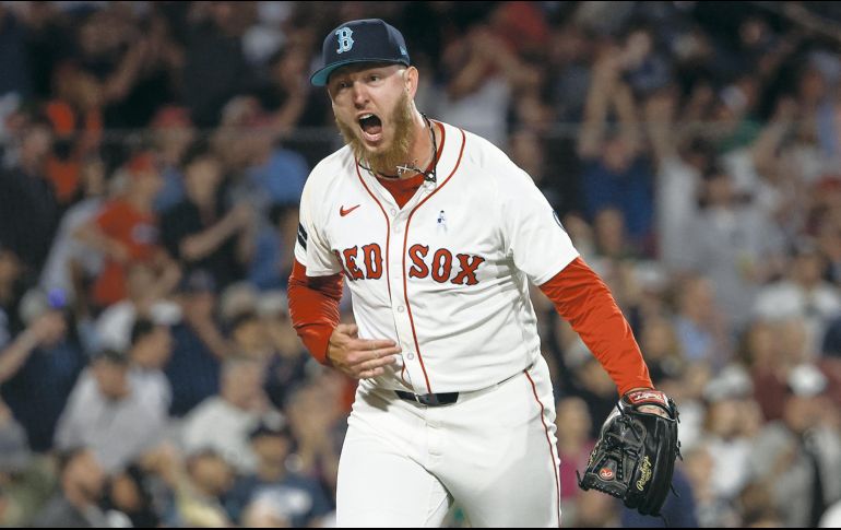 Zack Kelly desatoró un séptimo inning complicado para Boston al no permitir daño con casa llena. AFP