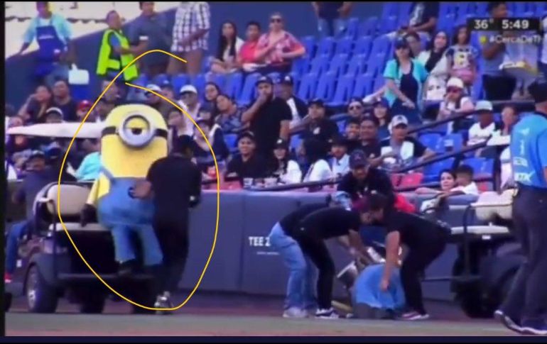 El accidente no pasó de las risas; el personal de entretenimiento salió ileso. ESPECIAL / X: @LMB_memes