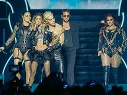 Christopher Uckermann (vestido todo de negro y con lentes) canta junto con sus compañeros de RBD, durante el concierto que ofrecieron en el Estadio Tres de Marzo, en noviembre del 2023. EL INFORMADOR/ H. Figueroa