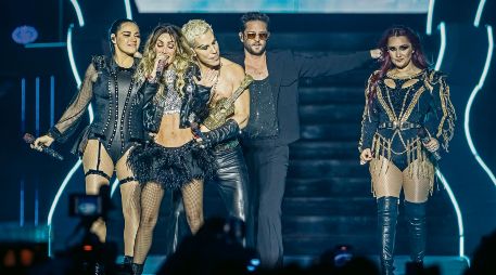 Christopher Uckermann (vestido todo de negro y con lentes) canta junto con sus compañeros de RBD, durante el concierto que ofrecieron en el Estadio Tres de Marzo, en noviembre del 2023. EL INFORMADOR/ H. Figueroa