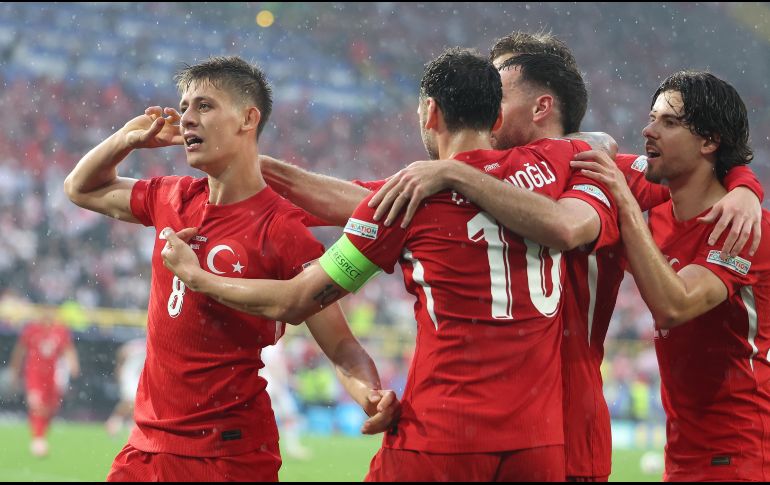 El partido celebrado en Dortmund se definió con un par de golazos turcos; en el descuento se anotó el tercero. EFE / EPA / CHRISTOPHER NEUNDORF