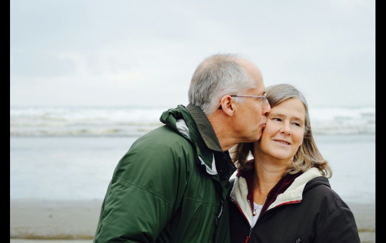 La comunicación abierta y honesta sobre deseos, límites y necesidades es clave para una vida sexual saludable. Unsplash