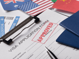 El departamento de Estado señala que la duración de la tramitación administrativa variará según las circunstancias individuales de cada caso. FREEPIK