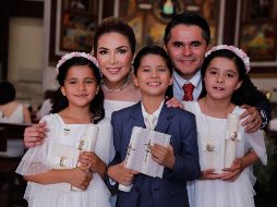 María José, Mateo y Renata Sandoval Levy con sus papás Ale Levy y Omar Sandoval. GENTE BIEN JALISCO/ Claudio Jimeno