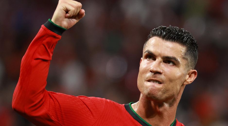 El delantero de 39 años se convirtió en el primer jugador en participar en seis ediciones del Campeonato Europeo.  /EFE