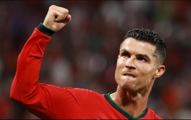 El delantero de 39 años se convirtió en el primer jugador en participar en seis ediciones del Campeonato Europeo.  /EFE