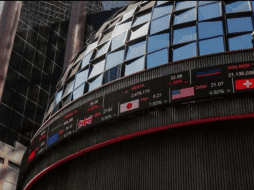 En la jornada, el peso se depreció un 0.48 % frente al dólar, al cotizar a 18.45 unidades por billete verde, luego de valuarse en 18.41 al cierre de la jornada previa, según datos del Banco de México. NTX / ARCHIVO