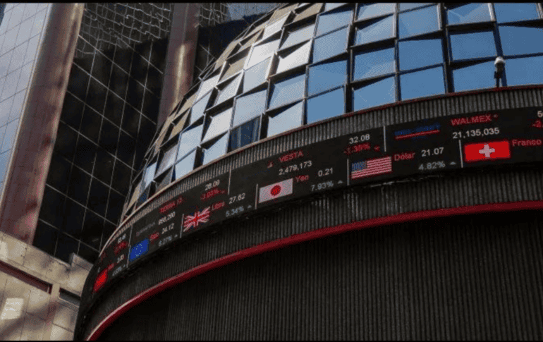 En la jornada, el peso se depreció un 0.48 % frente al dólar, al cotizar a 18.45 unidades por billete verde, luego de valuarse en 18.41 al cierre de la jornada previa, según datos del Banco de México. NTX / ARCHIVO