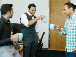 Esta conducta ha surgido como una forma de resistencia a la vuelta obligatoria al trabajo presencial, reflejando la preferencia de muchos trabajadores por modalidades de trabajo más flexibles, como el teletrabajo o el trabajo híbrido, que se popularizaron durante la pandemia de COVID-19. CANVA