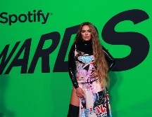 En una entrevista para la página Vogue, la intérprete de “TQG” fue cuestionada acerca de lo que no puede faltar en su bolso, a lo que la cantante respondió que uno de sus objetos más preciados es su fragancia favorita, la cual la mantiene con cintas negras para evitar que otras personas puedan emular el olor de la bichota. NOTIMEX/ARCHIVO