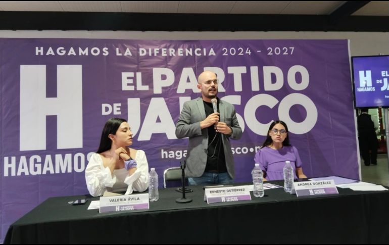 El presidente de Hagamos, Ernesto Gutiérrez Guízar, fue quien se encargó de la entrega de constancias. CORTESÍA.