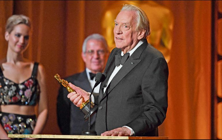 Donald Sutherland recibió su Oscar honorífico, el 11 de noviembre de 2017. AFP