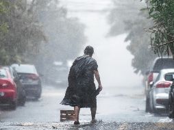La población sorteó las lluvias como pudo. EFE