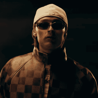 Peso Pluma abandona el mullet para estrenar su "Éxodo"