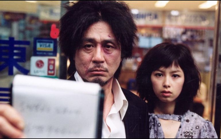 De izquierda a derecha, Choi Min Sik como Oh Dae-Su y Kang Hye-jung como Mi-do en 