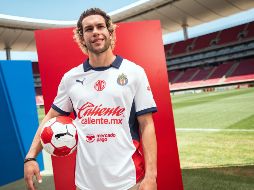 Cade Cowell ya posa con la nueva playera de Chivas para sus juegos de visitante en los torneos venideros. ESPECIAL / X: @Chivas