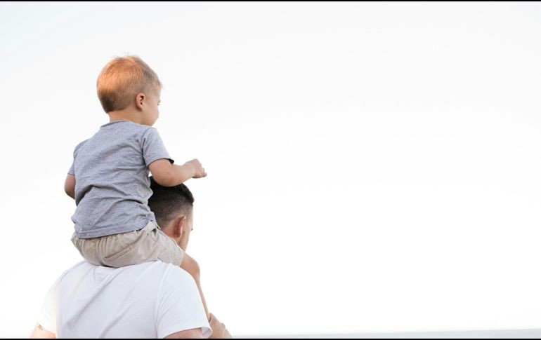 La figura paterna brinda estabilidad emocional y seguridad. UNSPLASH / K. MCCLINTOCK