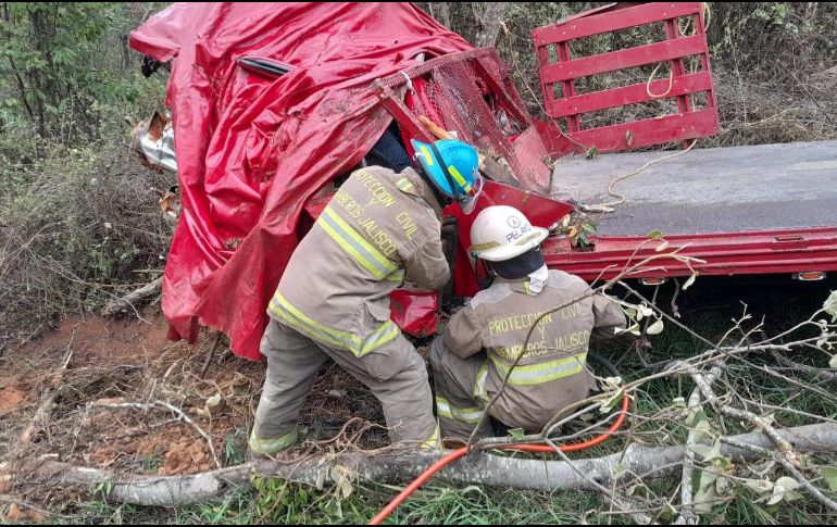 El conductor perdió la vida tras salir de la carretera y volcarse. ESPECIAL