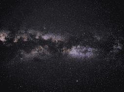 Uno de los asterismos más famosos y que se puede observar a simple vista en el hemisferio norte durante las noches de estío es el conocido como Triángulo de Verano. UNSPLASH/ Dario Brönnimann