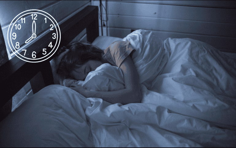 A medida que ingresamos en la vejez, el dormir es más liviano y pueden despertarse varias veces en las noches. ESPECIAL/CANVA