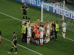 El delantero de Hungría, Barnabás Varga, fue evacuado a un hospital de Sttutgart después de sufrir 