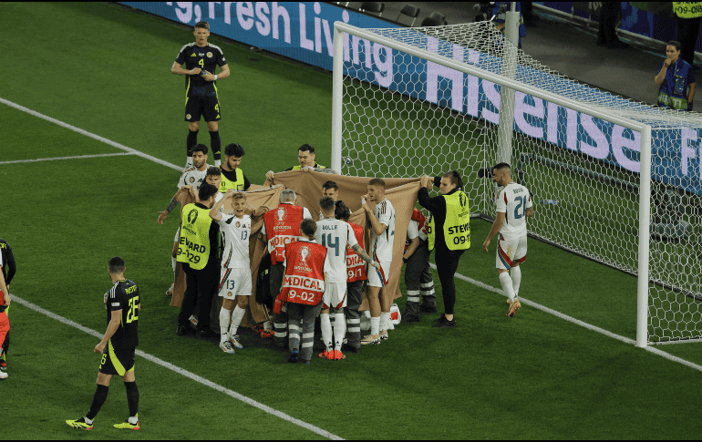 El delantero de Hungría, Barnabás Varga, fue evacuado a un hospital de Sttutgart después de sufrir 