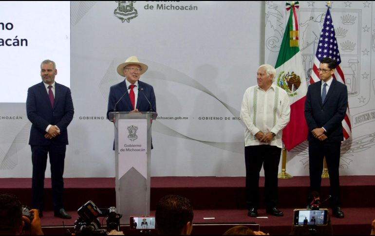 Ken Salazar insistió en que debe haber seguridad para los trabajadores estadounidenses, tras la agresión de días pasados. ESPECIAL / X / VÍCTOR VILLALOBOS