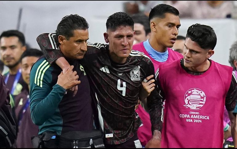 Álvarez, pieza clave tanto para el Tri como para su club en la Premier League, sufrió una lesión muscular durante el minuto 30 del primer tiempo en la victoria de México por 1-0 sobre Jamaica. IMAGO7.