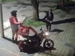 El repartidor, de PedidosYa, se estacionó la noche del sábado afuera de un domicilio donde debía entregar un pedido. ESPECIAL.