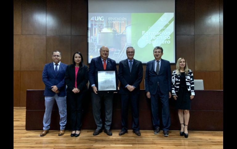 La UAG otorgó al CRT un reconocimiento, por su dedicación y esfuerzo por profesionalizar a la agroindustria tequilera. CORTESÍA