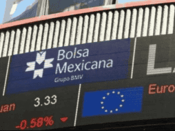 En la jornada, el peso se apreció un 0.77 % frente al dólar, al cotizar a 17.97 unidades por billete verde, luego de valuarse en 18.11 al cierre de la jornada previa, según datos del Banco de México. EFE / ARCHIVO