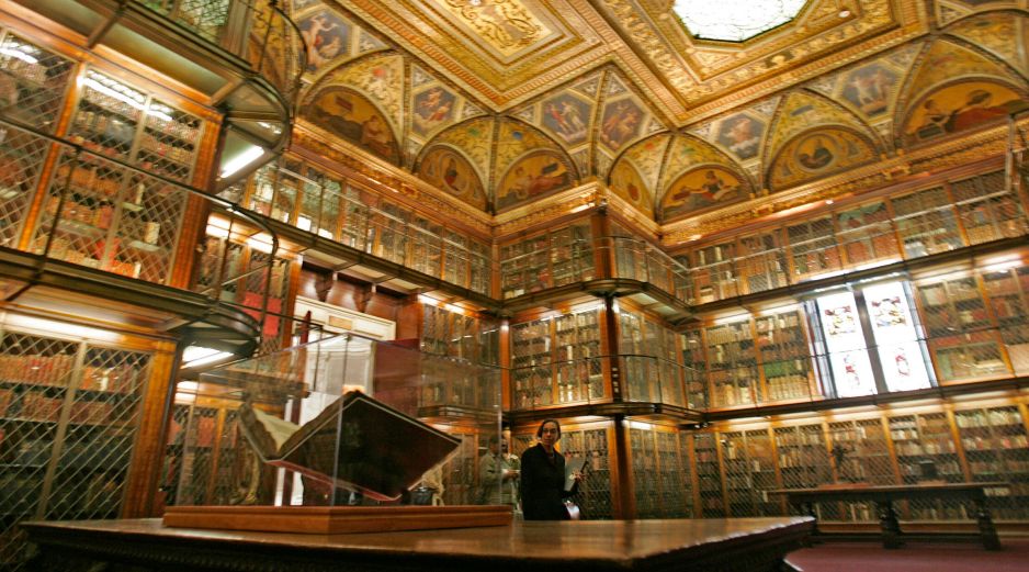 Al centro, un ejemplar original de una de las Biblias de Gutenberg, la cual está resguardada en la Biblioteca Morgan de Nueva York. AP/R. Drew