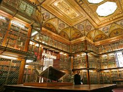 Al centro, un ejemplar original de una de las Biblias de Gutenberg, la cual está resguardada en la Biblioteca Morgan de Nueva York. AP/R. Drew