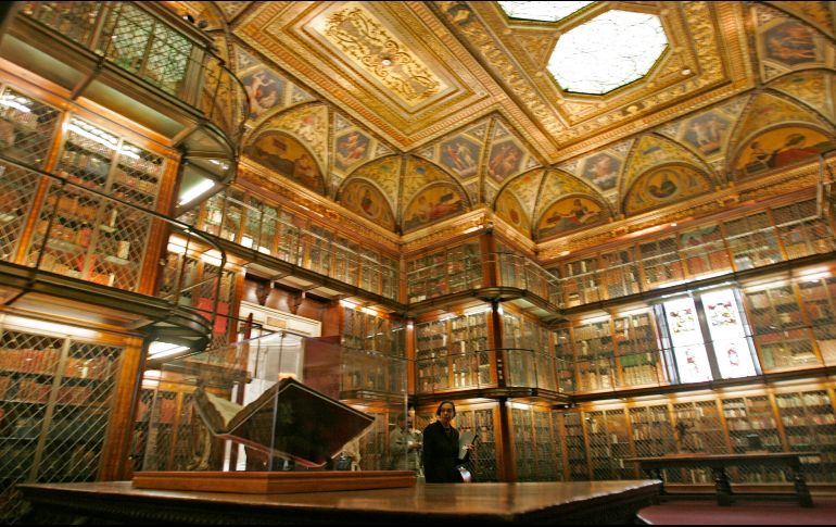 Al centro, un ejemplar original de una de las Biblias de Gutenberg, la cual está resguardada en la Biblioteca Morgan de Nueva York. AP/R. Drew