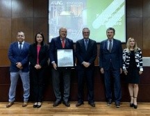 La Universidad Autónoma de Guadalajara otorgó un reconocimiento al CRT, por su dedicación y esfuerzo por profesionalizar a la agroindustria tequilera. ESPECIAL