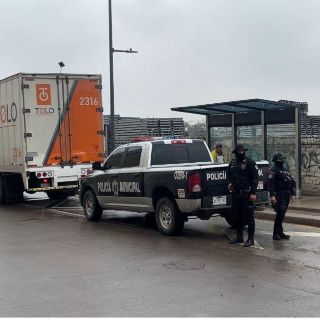 Recuperan cargamento millonario de tráiler