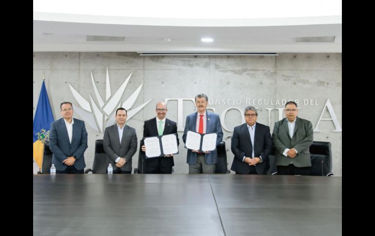 A través de este convenio, el CRT y la CAAAREM se comprometen a fortalecer la capacitación de los agentes aduanales en materia de normativa y procedimientos aduaneros relacionados con la exportación de Tequila. ESPECIAL