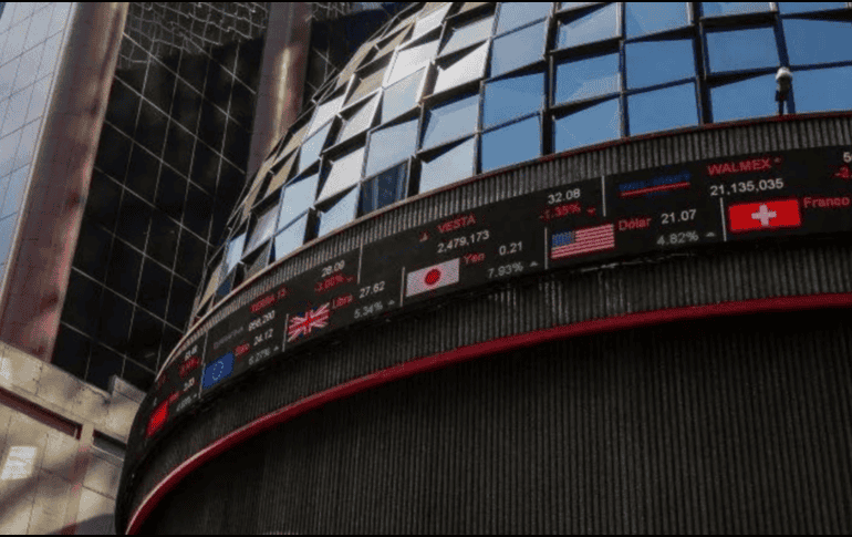 En la jornada, el peso se depreció un 0.9 % frente al dólar, al cotizar a 18.13 unidades por billete verde, luego de valuarse en 17.97 al cierre de la jornada previa, según datos del Banco de México. NTX / ARCHIVO