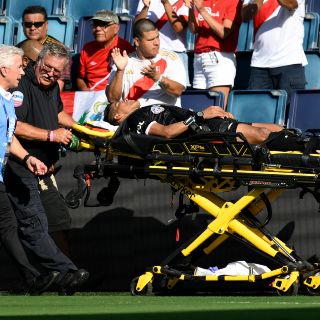 Árbitro asistente se desmaya en pleno partido entre Perú y Canadá