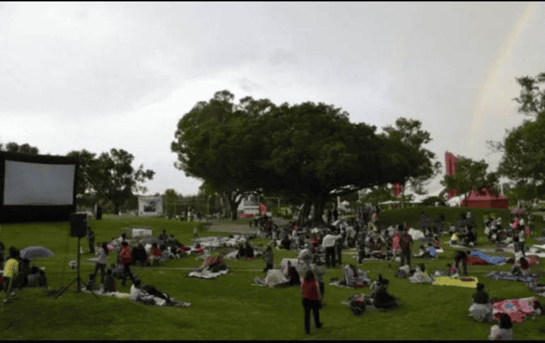 Estas funciones son totalmente GRATIS, así que solo necesitas llevar una manta, algunos aperitivos y ganas de disfrutar del cine al aire libre. FACEBOOK / Cinema Live Guadalajara