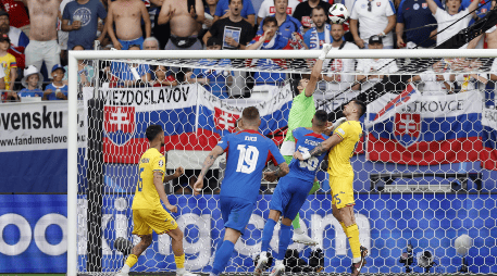 Rumania avanzó como primero de grupo, mientras que Eslovaquia es tercero. EFE / Y. Valat