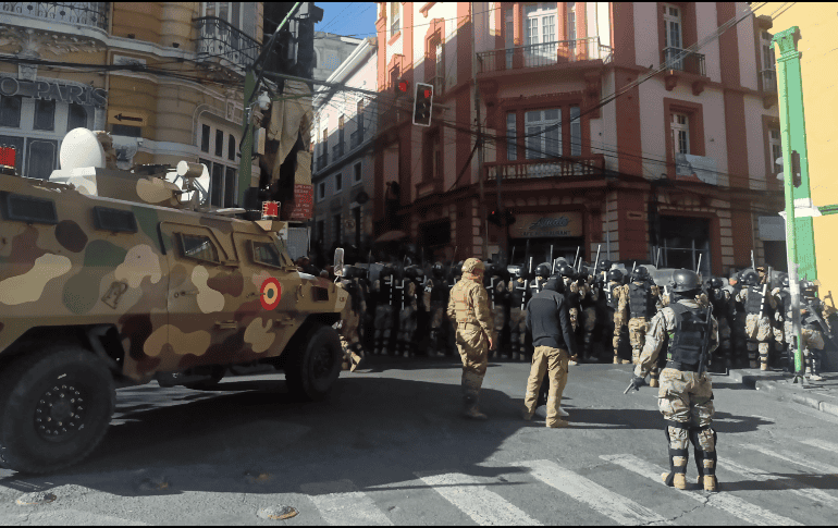 Varios tanques y militares fuertemente armados tomaron este miércoles la plaza frente a la sede del Ejecutivo boliviano. EFE / L. Gandarillas