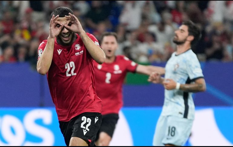 Georges Mikautadze, de la selección de Georgia, festeja luego de convertir un penalti ante Portugal. AP/ M. Meissner.